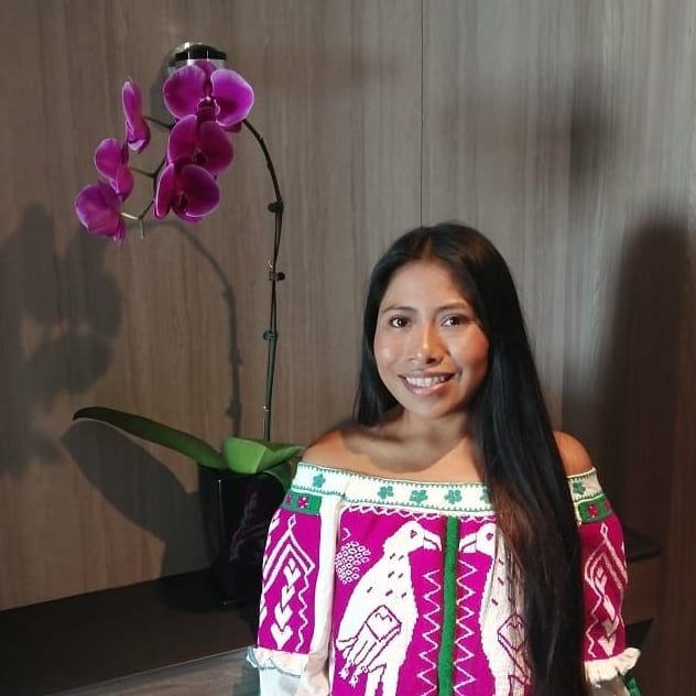 Yalitza Aparicio con huipil