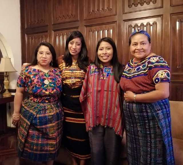 Yalitza Aparicio con Rigoberta Menchú
