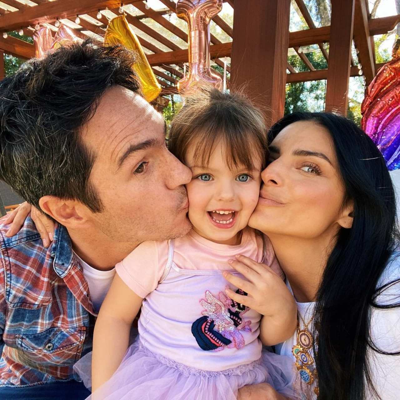 Aislinn Derbez con kailani y Mauricio Ochmann