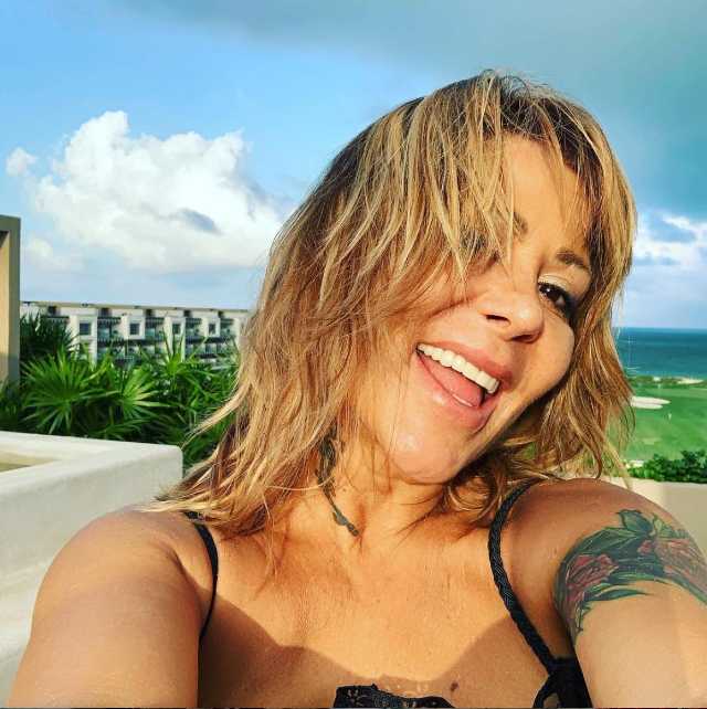 Alejandra Guzmán feliz en la playa