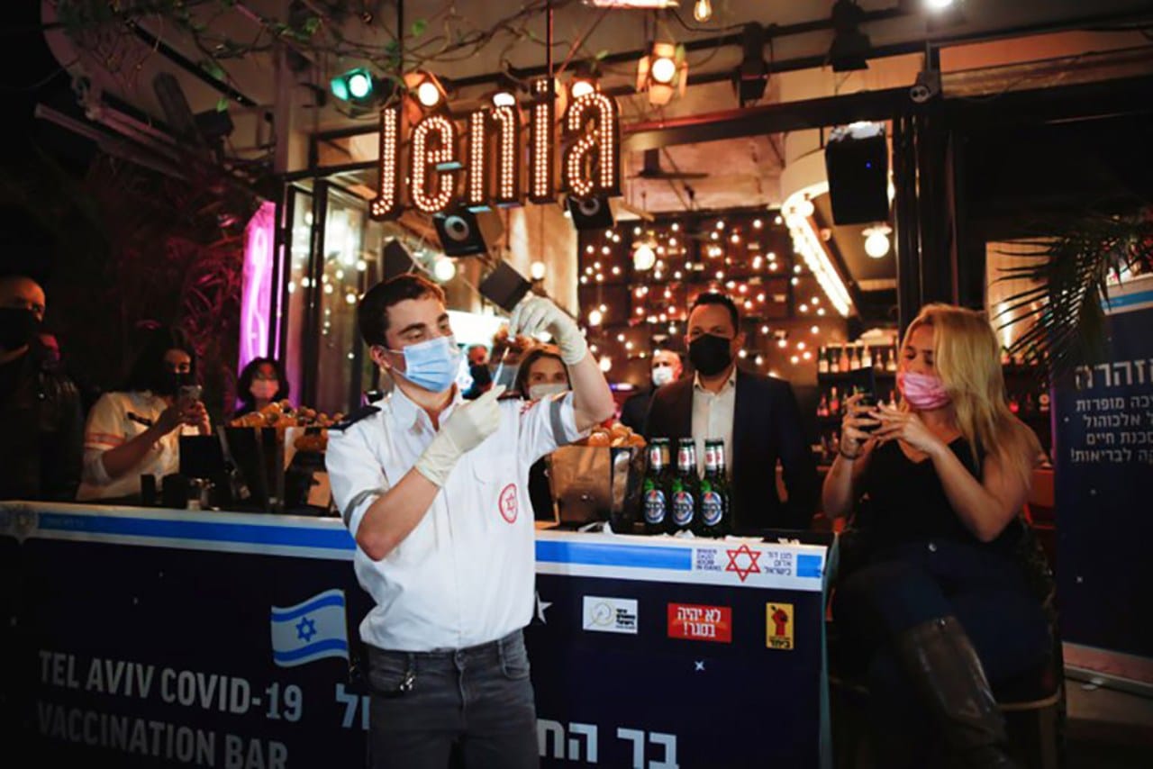 Bar regala bebidas a cambio de vacuna Covid