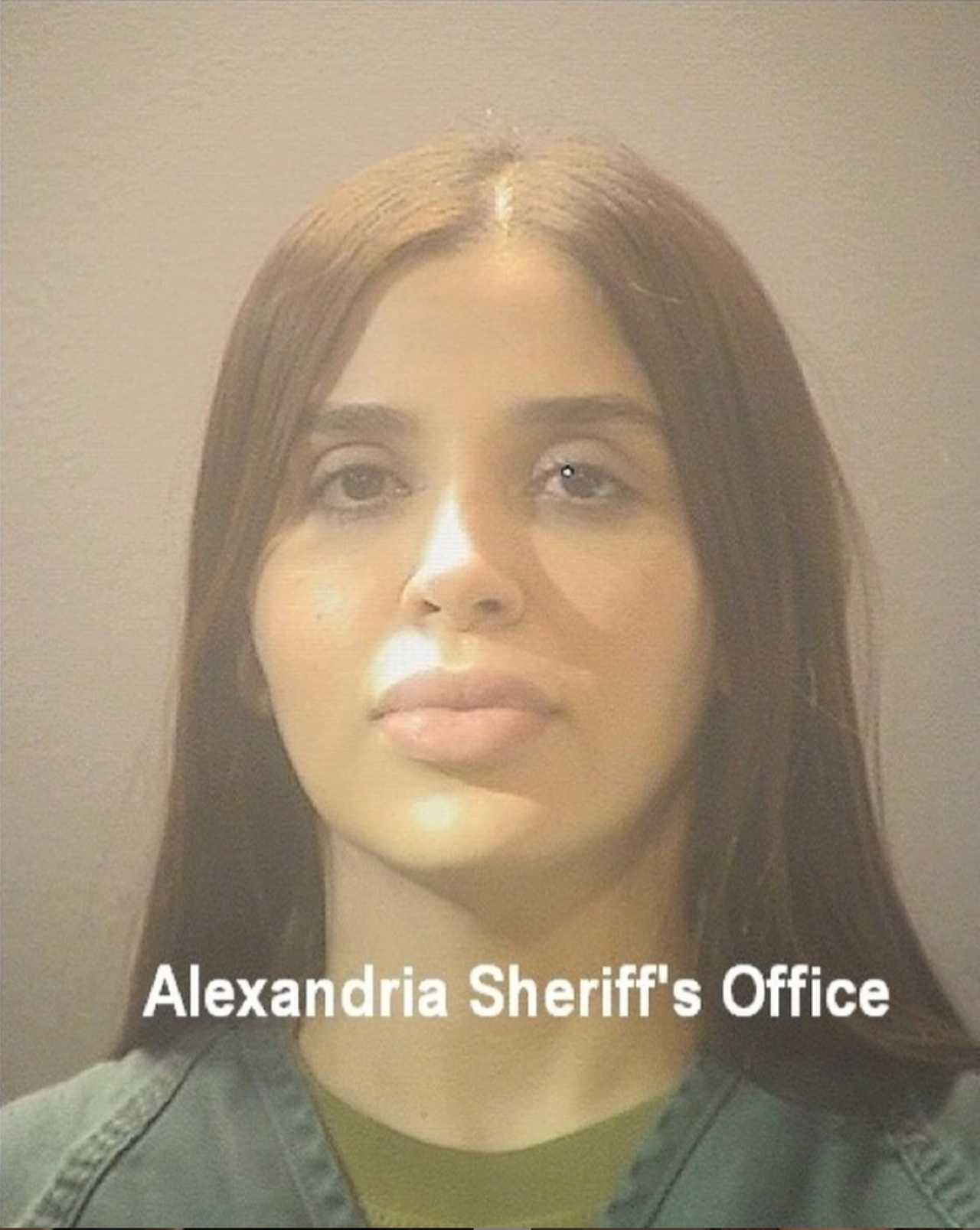 Revelan imagen de Emma Coronel detenida