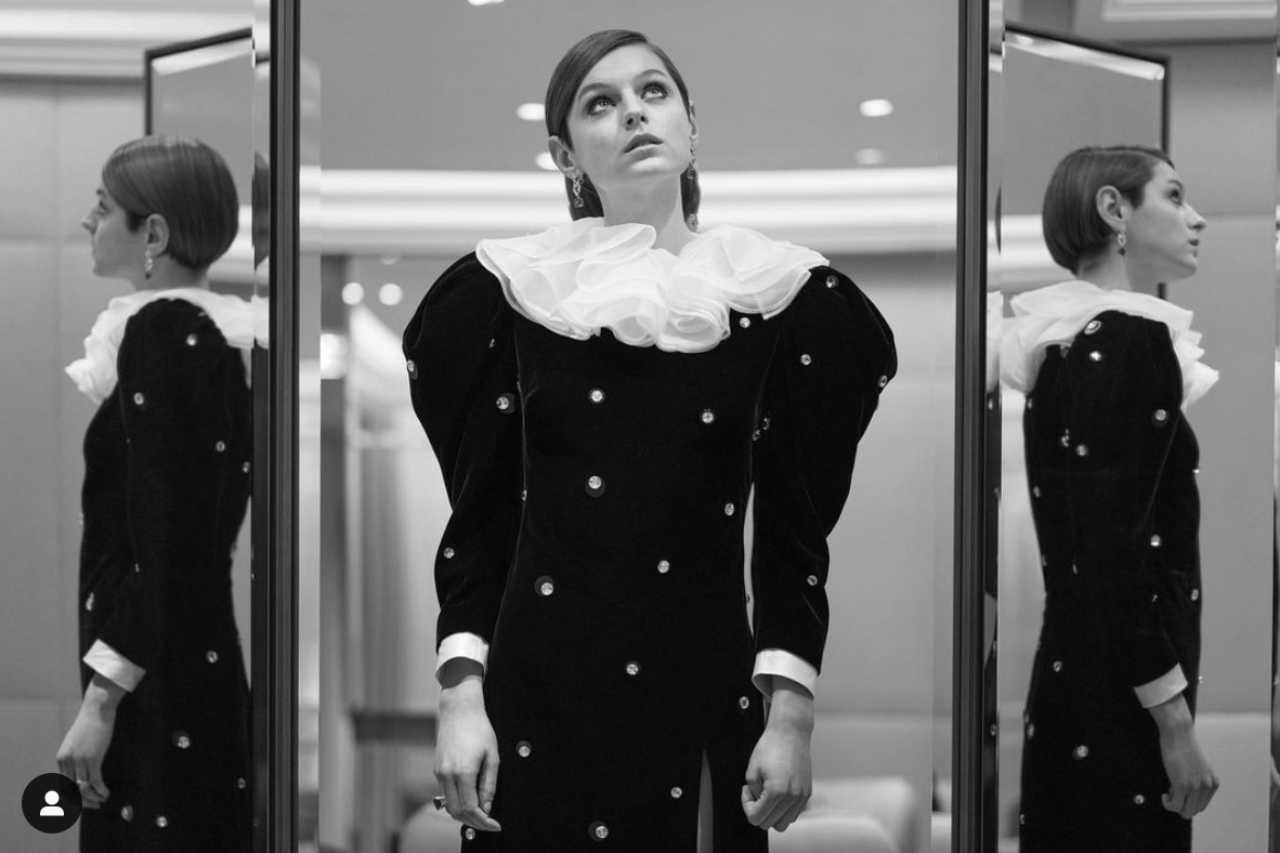 Emma Corrin en los Golden Globes 2021