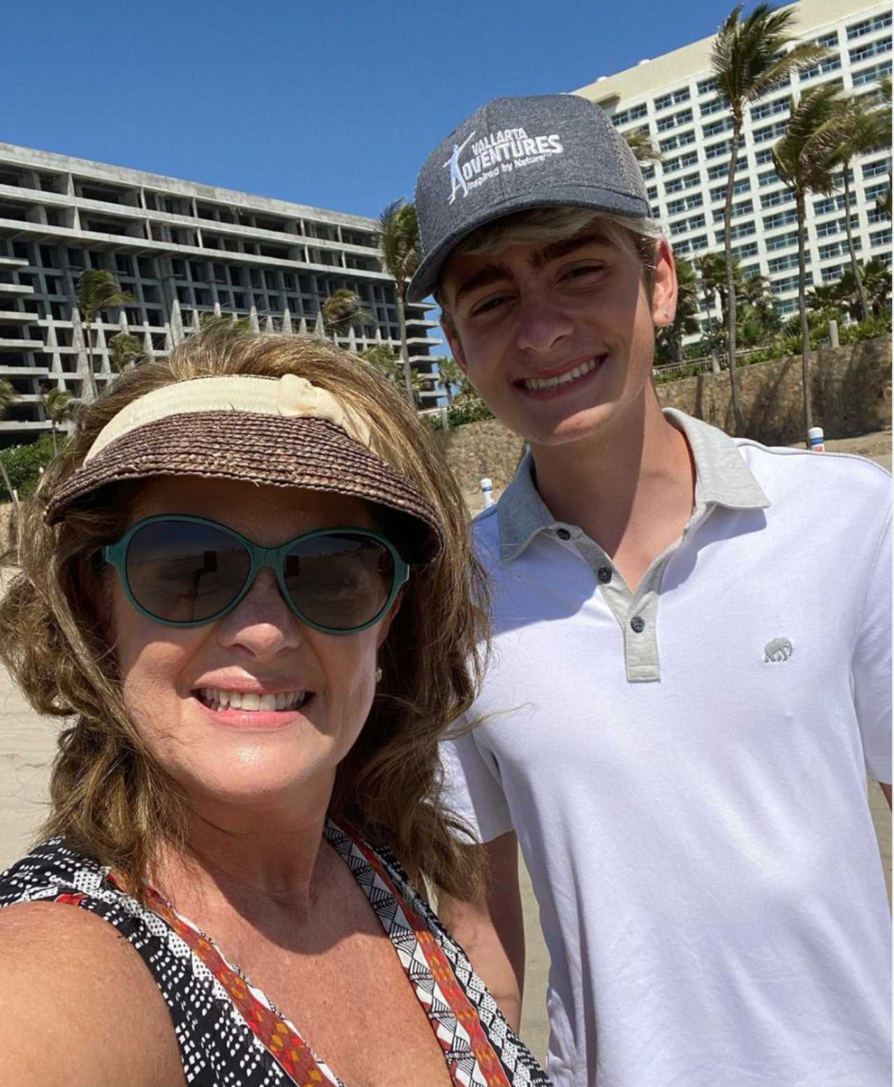 Erika Buenfil con su hijo en la playa