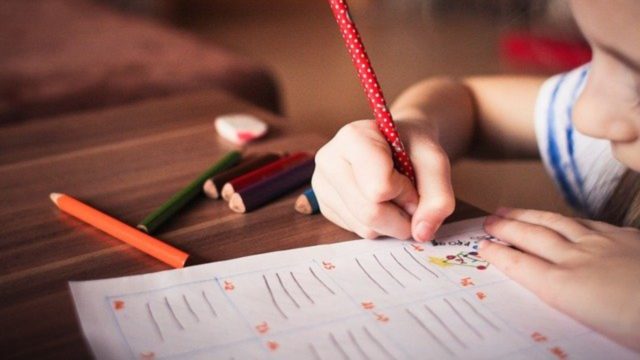 Escuela expulsó una niña tras confesar que está enamorada de su compañera