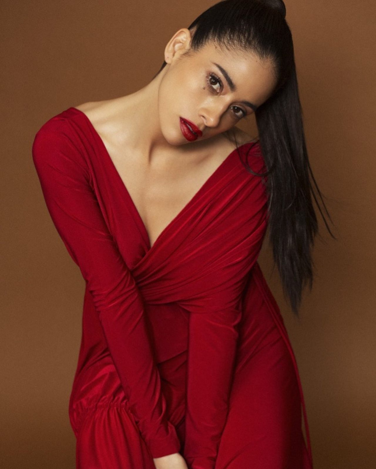 Fátima Molina en un vestido rojo