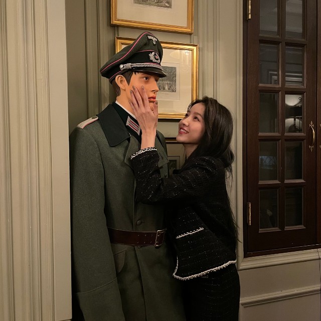 Critican a Sowon de GFRIEND por fotos con soldado Nazi