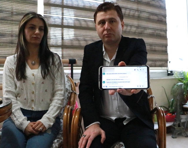 Hombre enseña su celular con mensajes amenazantes