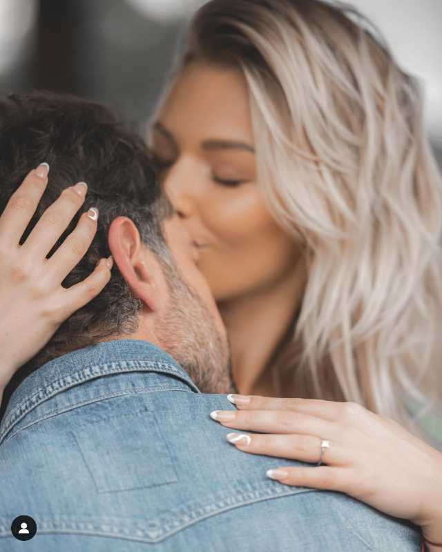 Irina Baeva muestra su anillo de compromiso