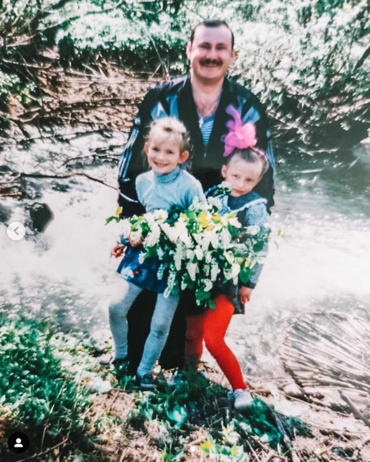 Irina Baeva con su papá y su hermana cuando eran niñas