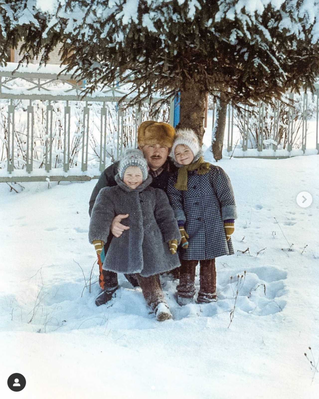 Irina Baeva con su papá y su hermana de niña