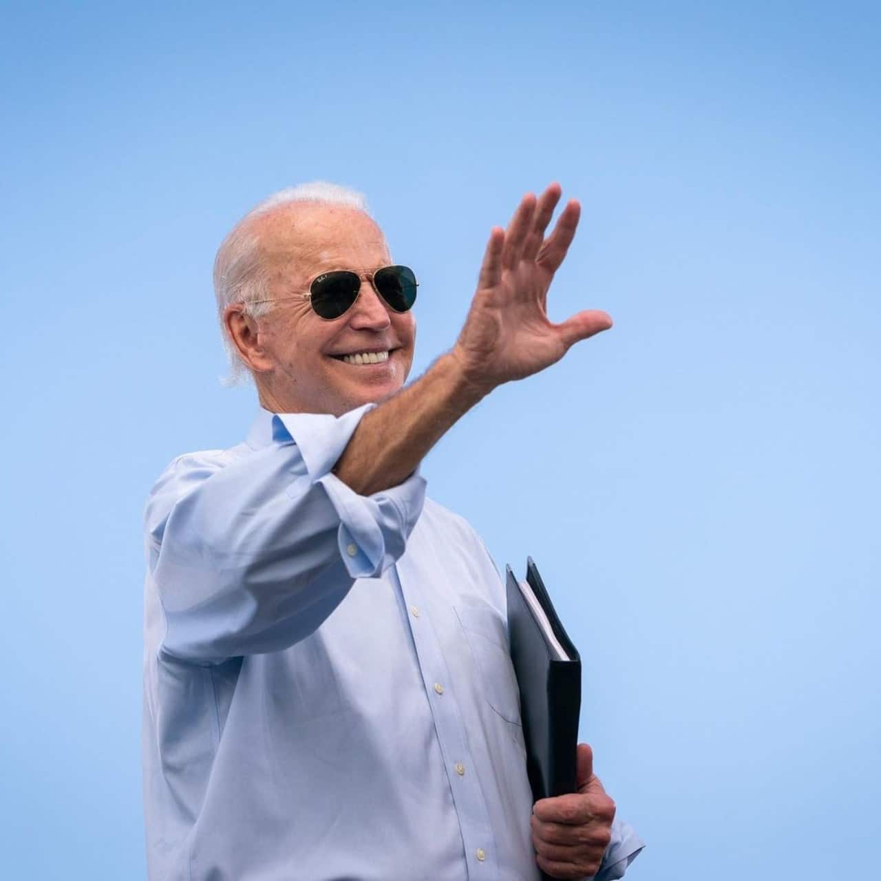Joe Biden saludando como presidente
