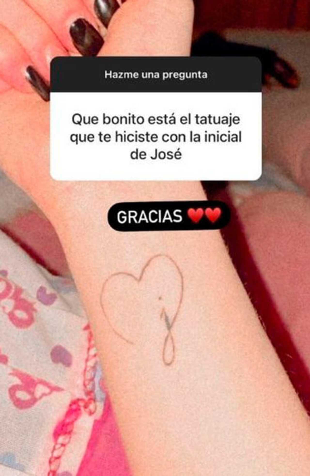paola dalay y el tatuaje de sus iniciales 