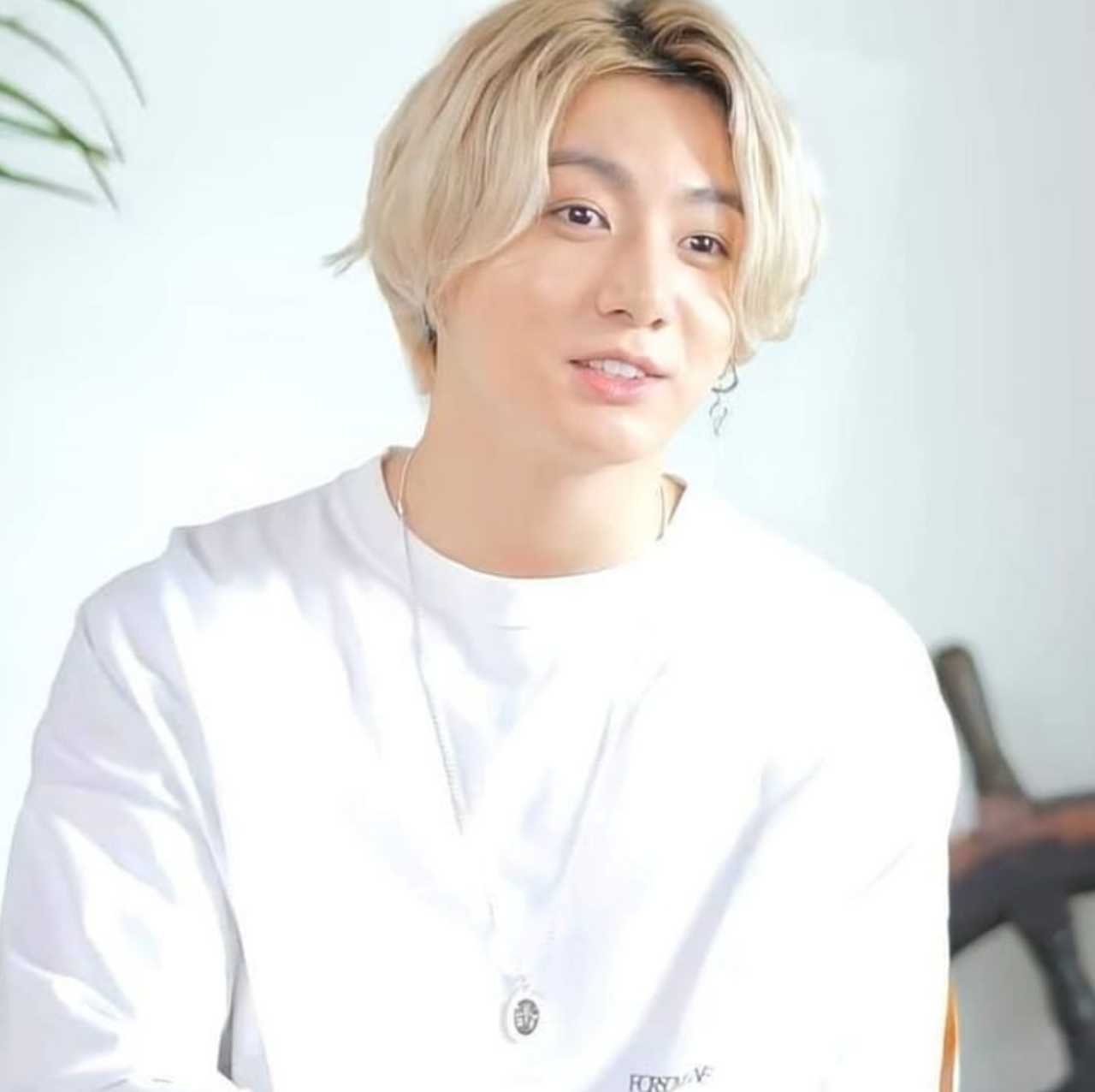 Junkook con el cabello rubio