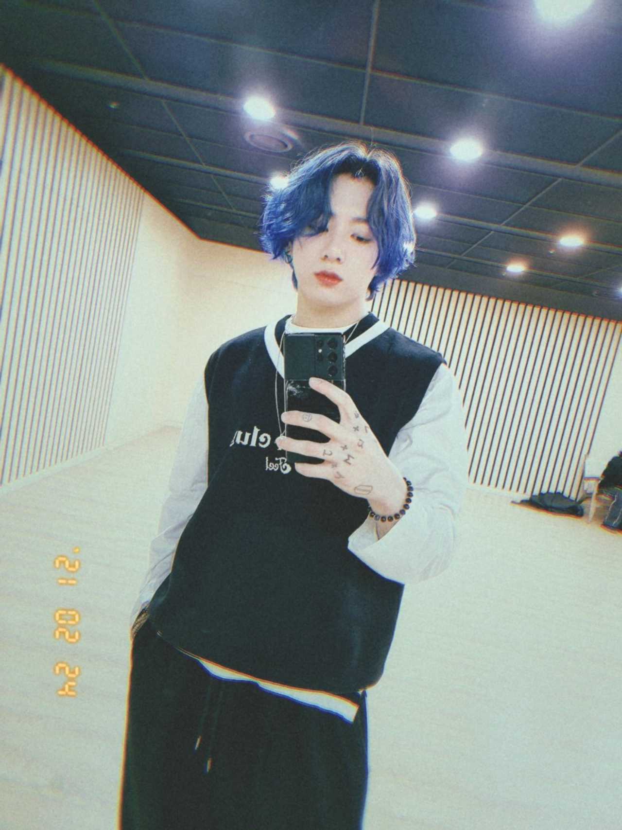 Jungkook pinta su pelo color azul