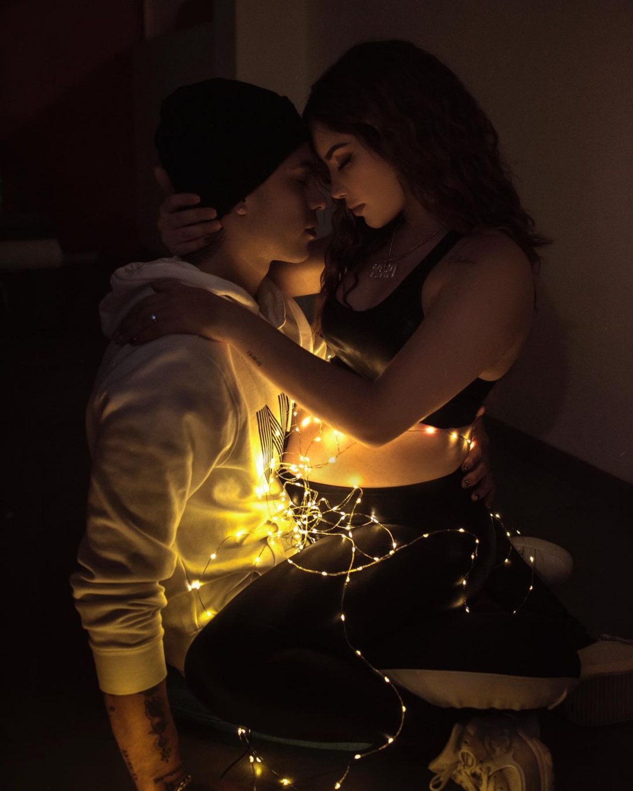 Kimberly y JD Pantoja con luces
