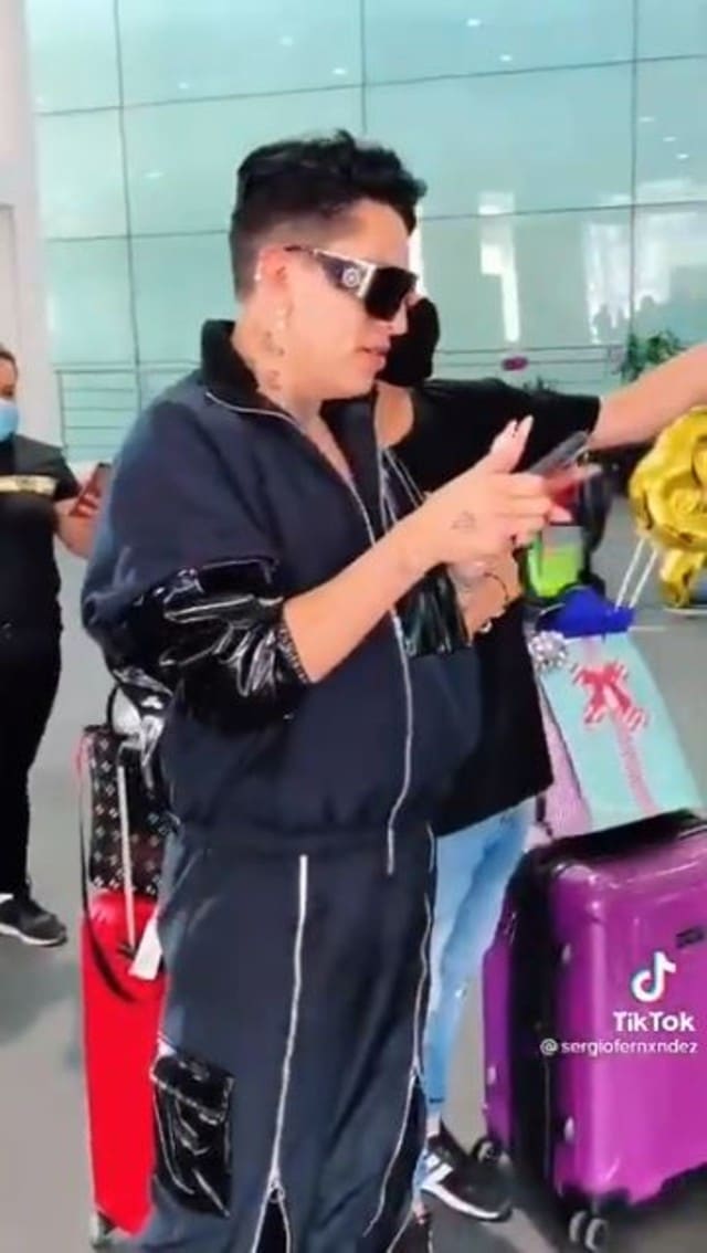 Captan a Kunno sin cubrebocas en el aeropuerto