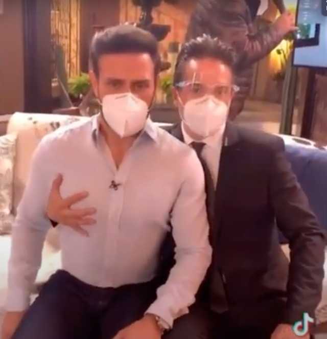 Kuno Becker y Carlos Ferro parodian video de Vicente Fernández