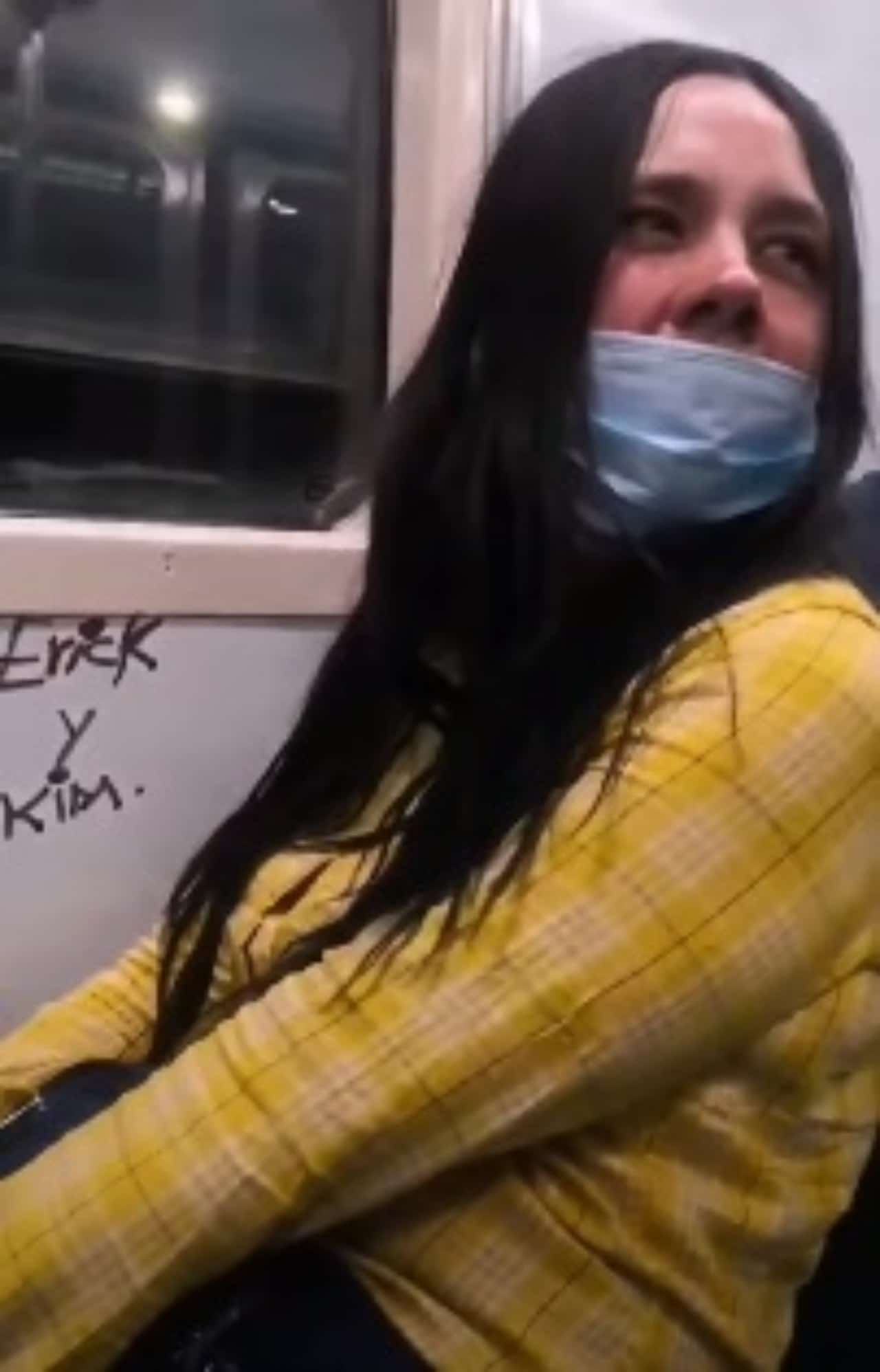 Lady Rayones pinta el metro