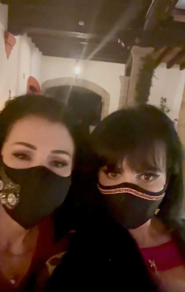 Maribel Guardia con Lourdes MunguÃ­a
