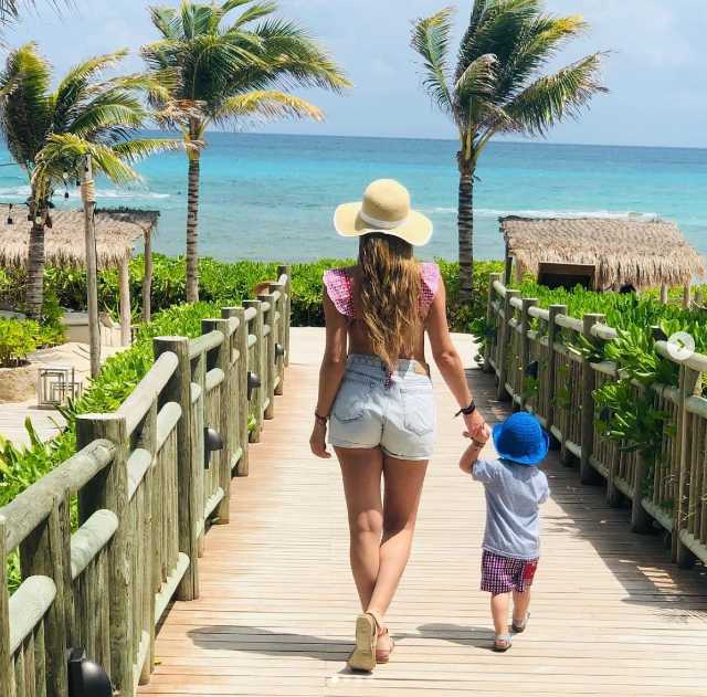Marjorie de Sousa con su hijo Matías
