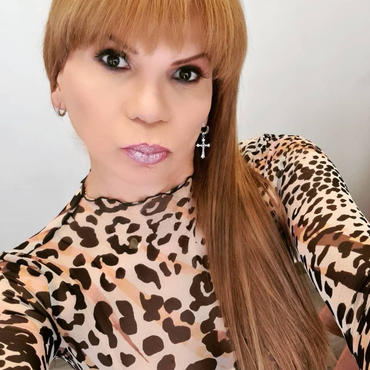 Mhoni Vidente con look de leopardo