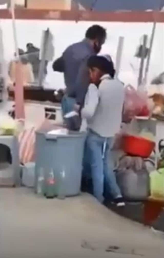 Video: Mujer es grabada sacando platos de la basura para reusarlos en puesto de comida