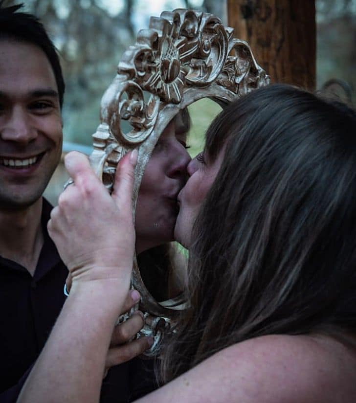 Mujer se besa en espejo
