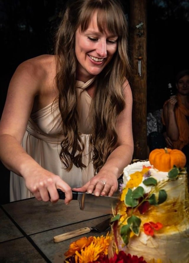 Novia partiendo pastel