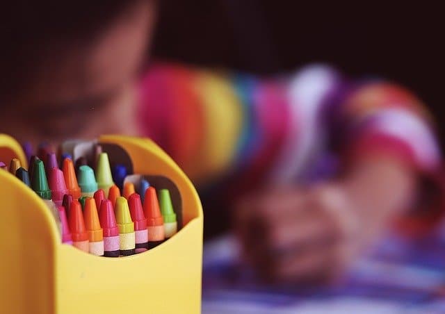 Niña enamorada de su compañera fue expulsada de la escuela