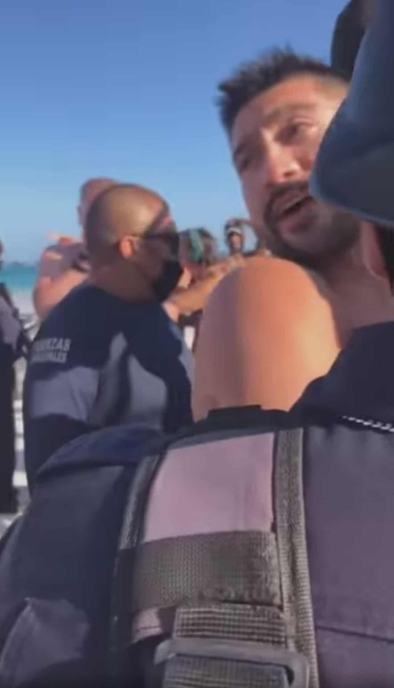 policias homofobicos detienen pareja homosexual besarse tulum