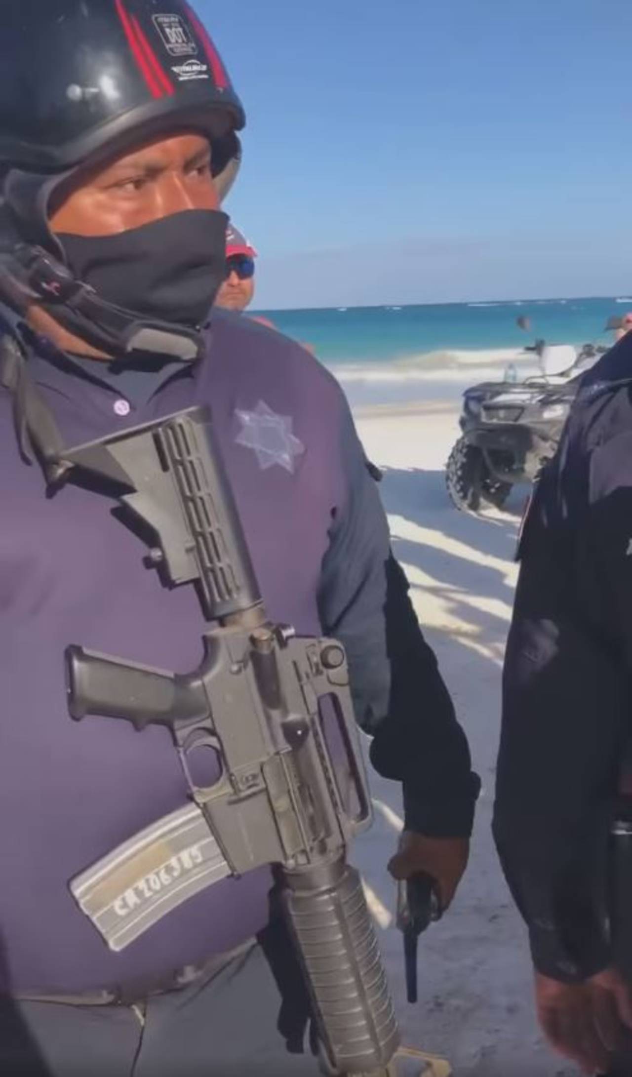 policias homofobicos detienen pareja homosexual besarse