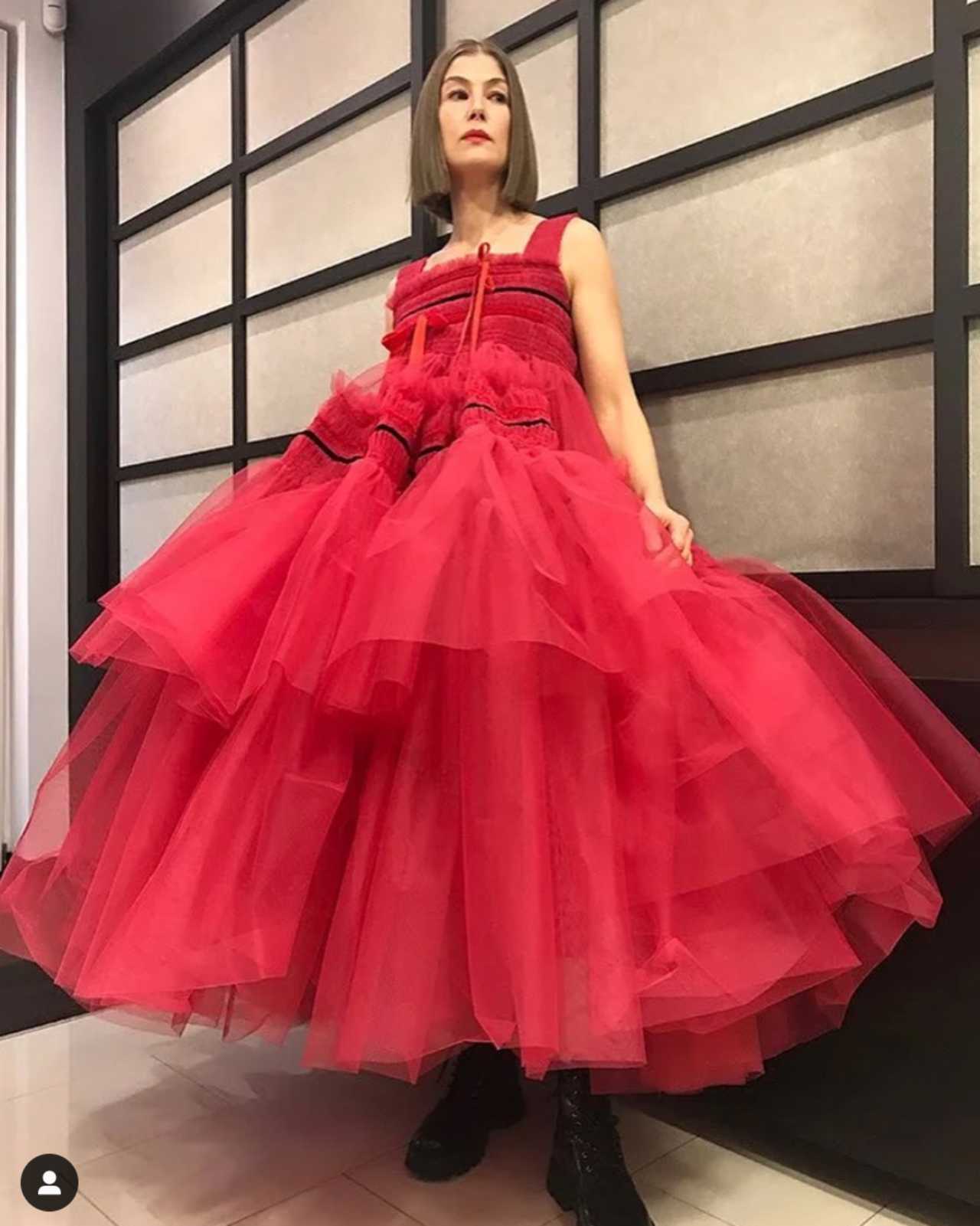 Rosamund Pike con su look para los Golden Globes 2021