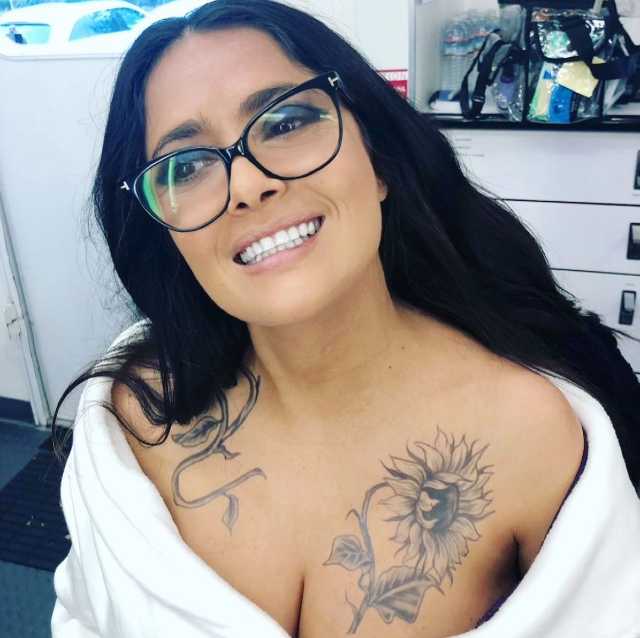 Salma Hayek presume sus nuevos tatuajes