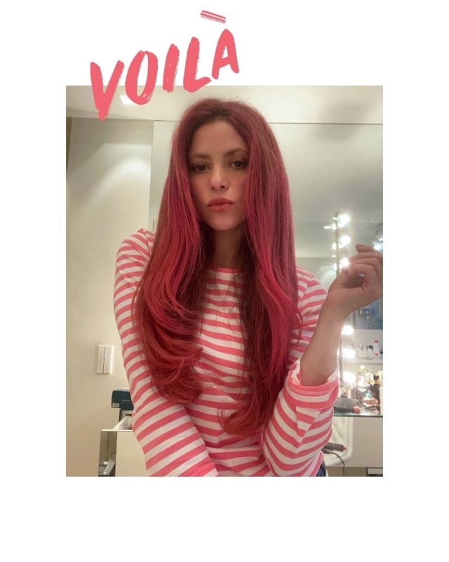 Shakira cabello rojo