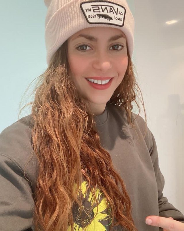 Shakira con gorrito