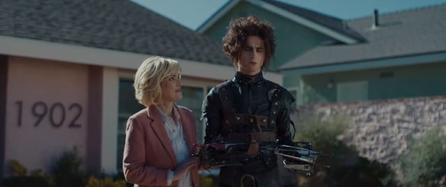 Timothée Chalamet en comercial del Super Bowl LV como hijo del "hombre manos de tijera"