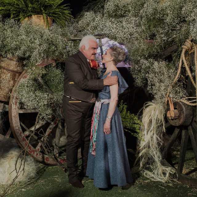 Vicente Fernández reaparece tras polémica