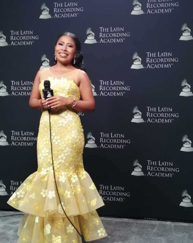 Yalitza Aparicio en vestido amarillo
