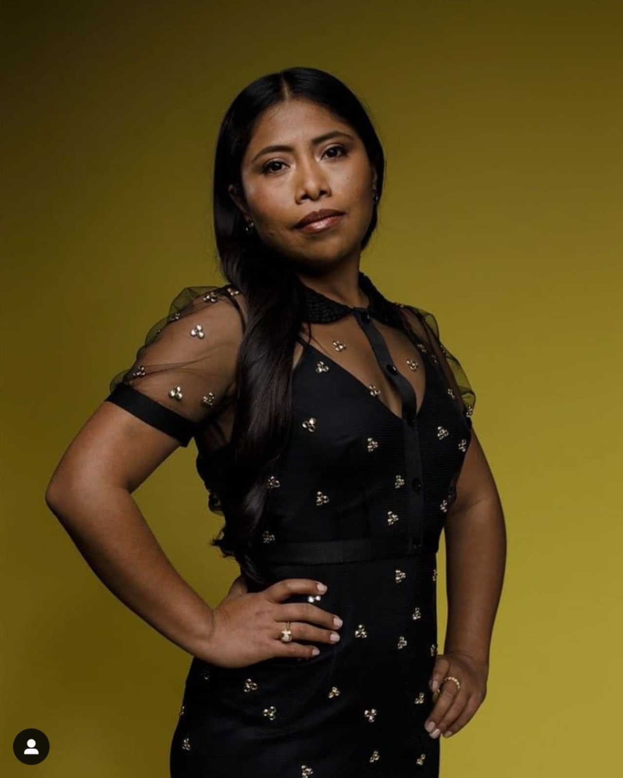 Yalitza Aparicio con vestido negro