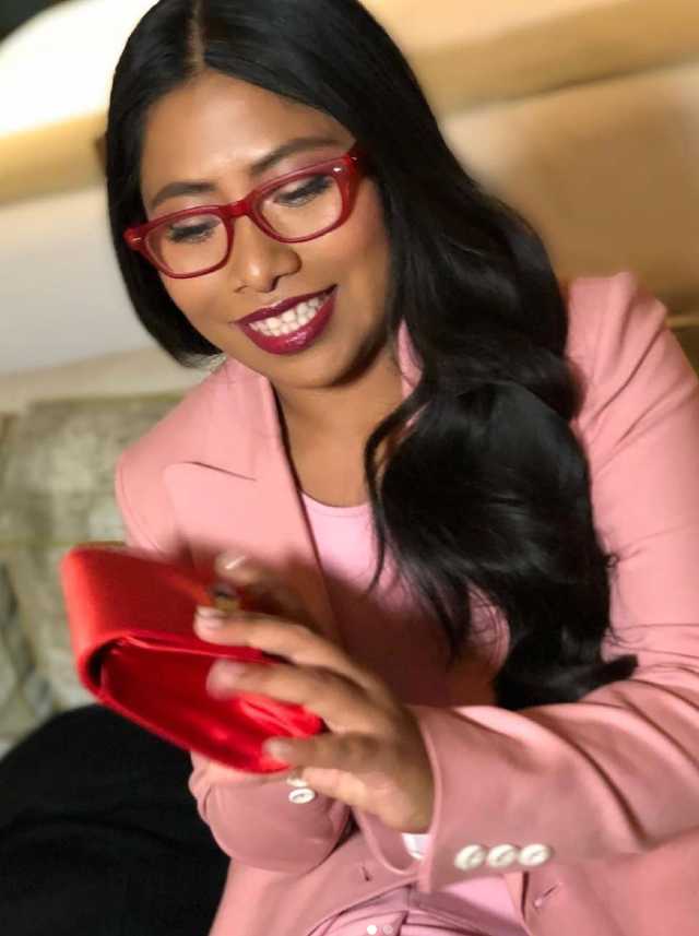 Yalitza Aparicio con lentes rojos