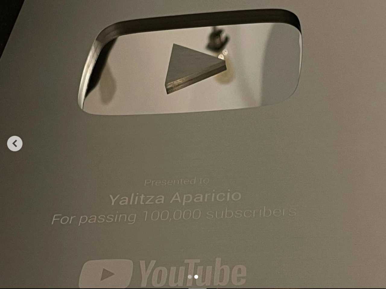 La placa de YouTube de Yalitza plateada como ella 