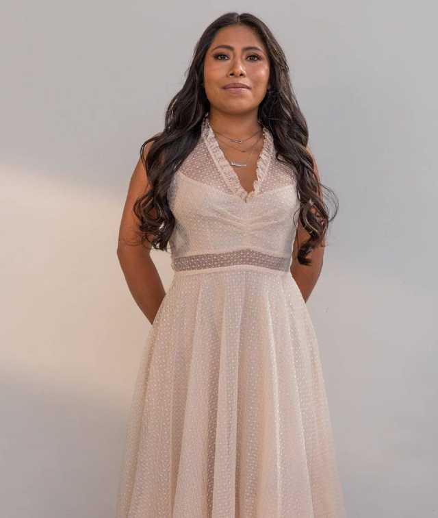 Yalitza Aparicio en vestido color blanco