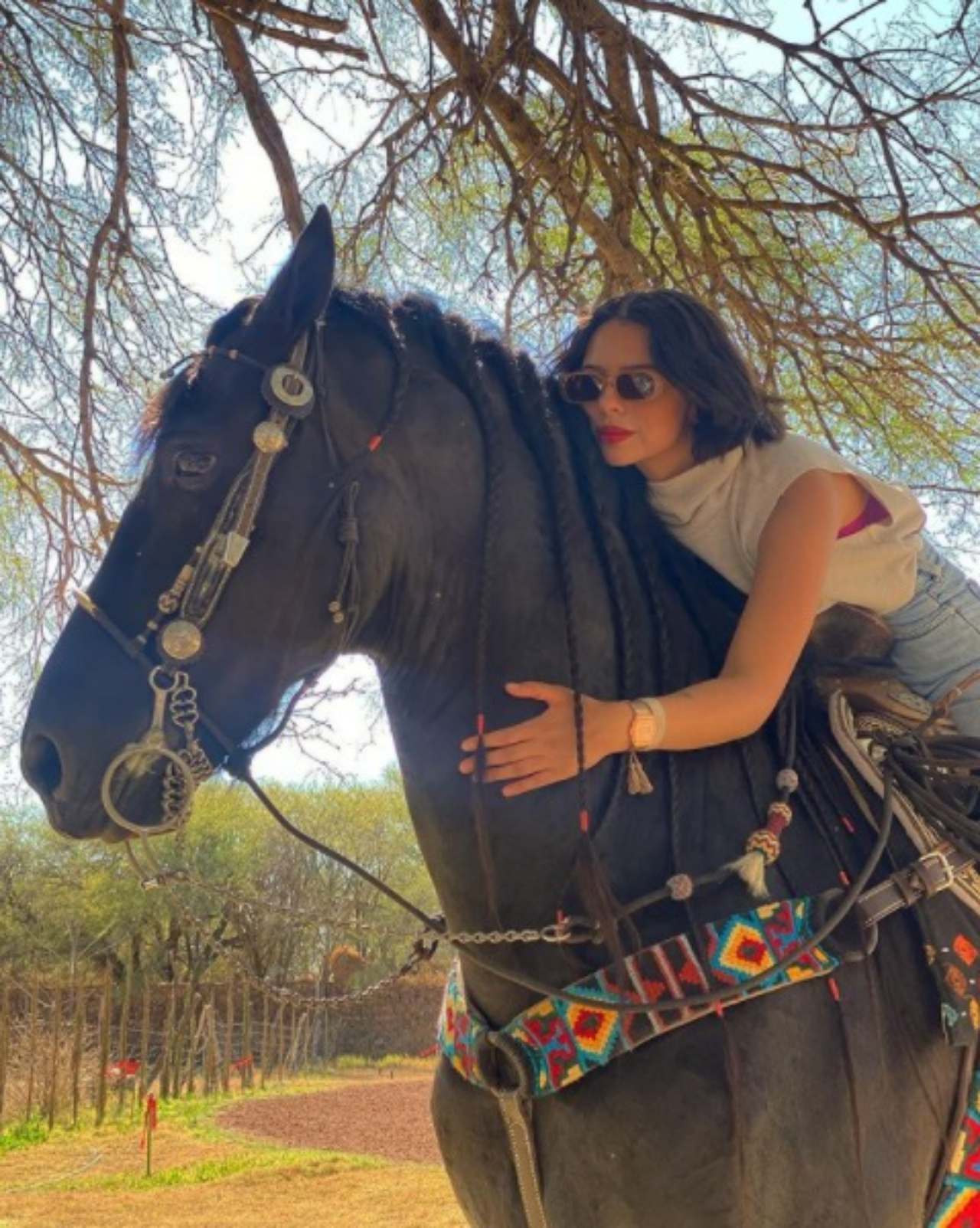 Angela Aguilar montando a caballo