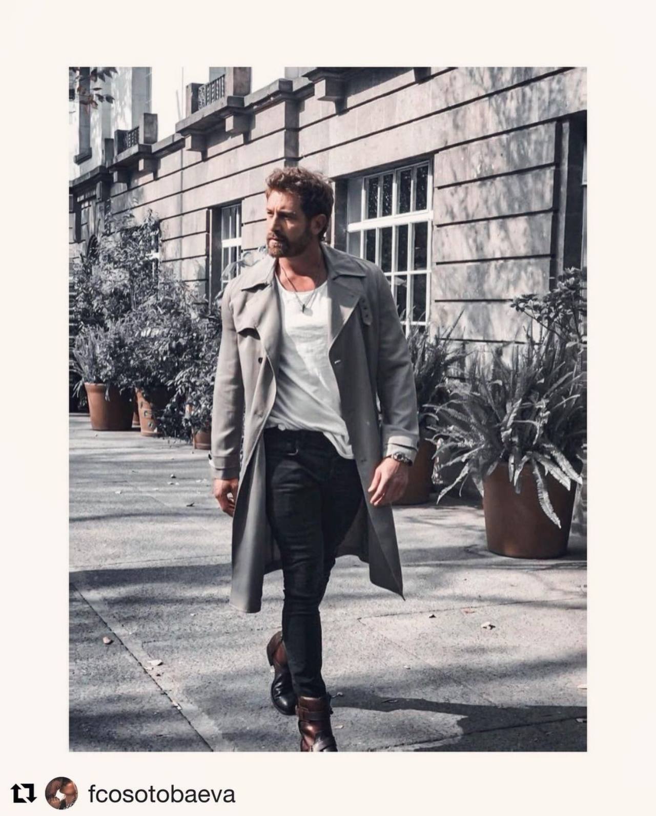 Gabriel Soto look con gabardina