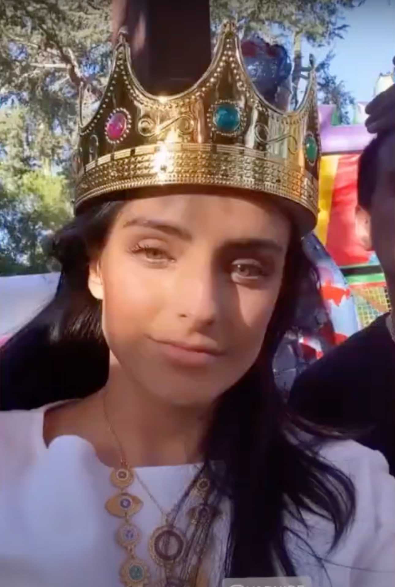 Aislinn Derbez hace el ridÃ­culo con una corona de plÃ¡stico
