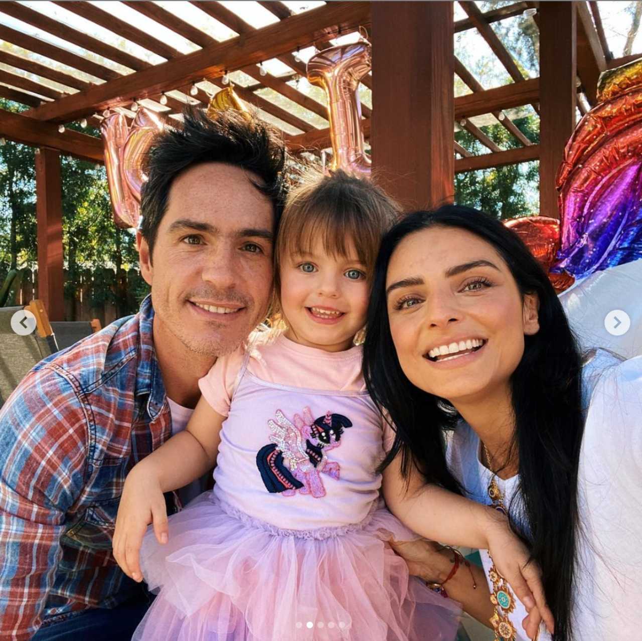 Aislinn Derbez con su hija y su esposo