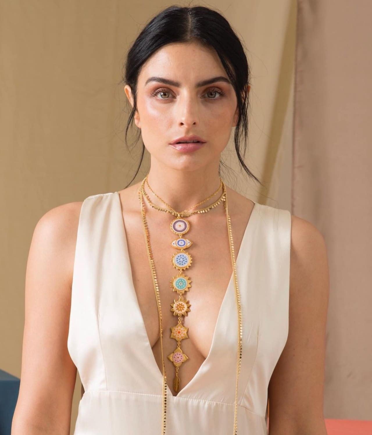 Aislinn Derbez con look blanco accesorios