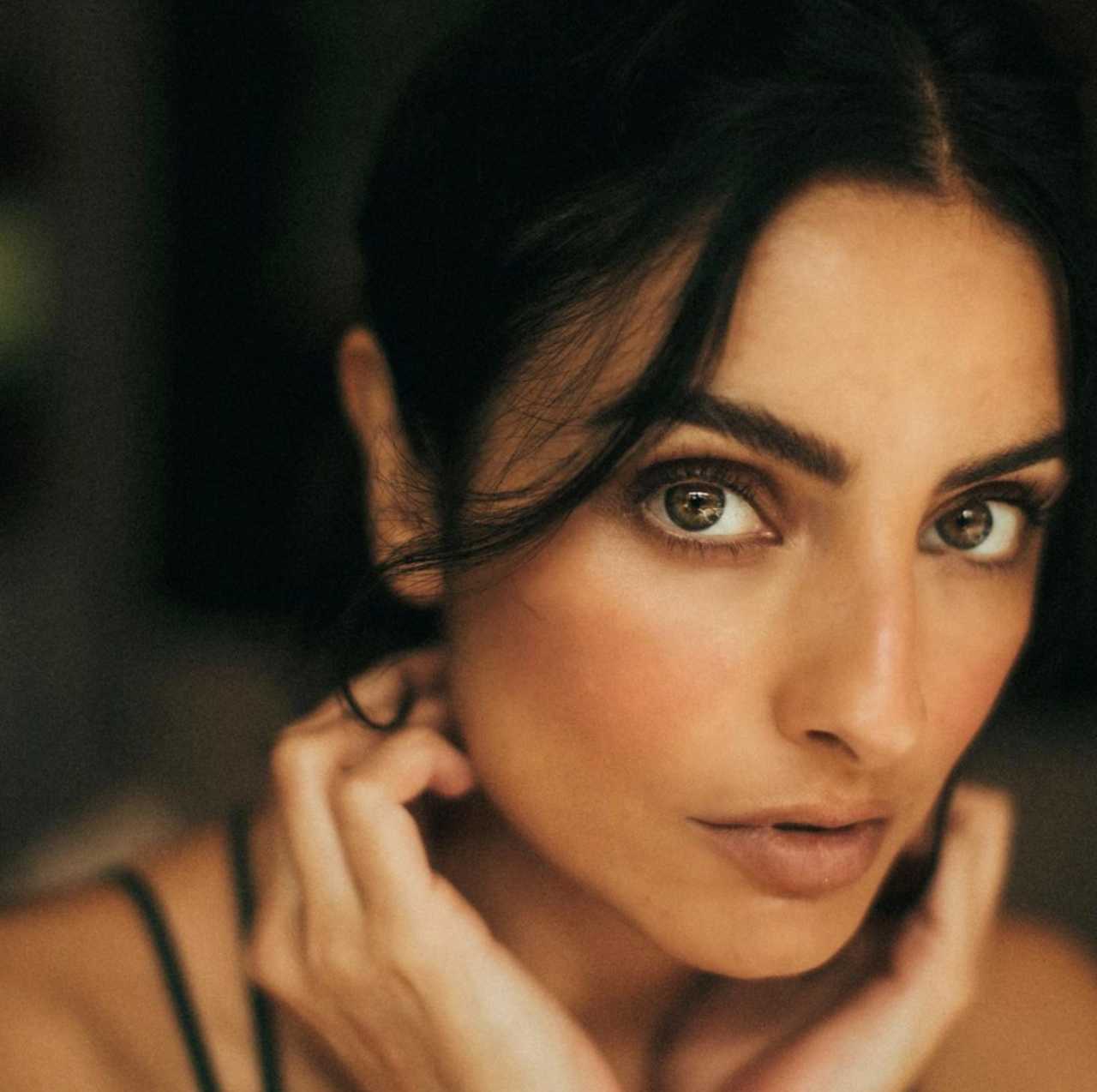 Aislinn Derbez es objeto de burlas de su hermano y su ex