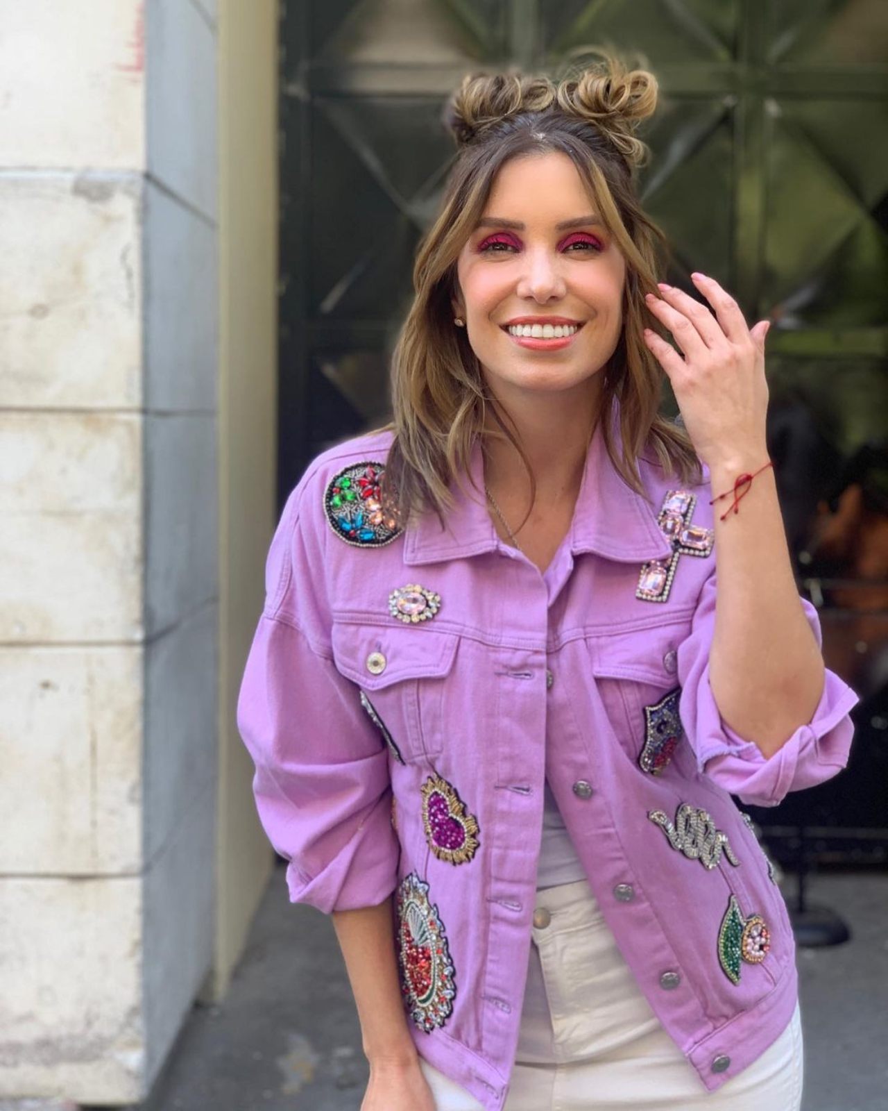 Andrea Escalona con look lila